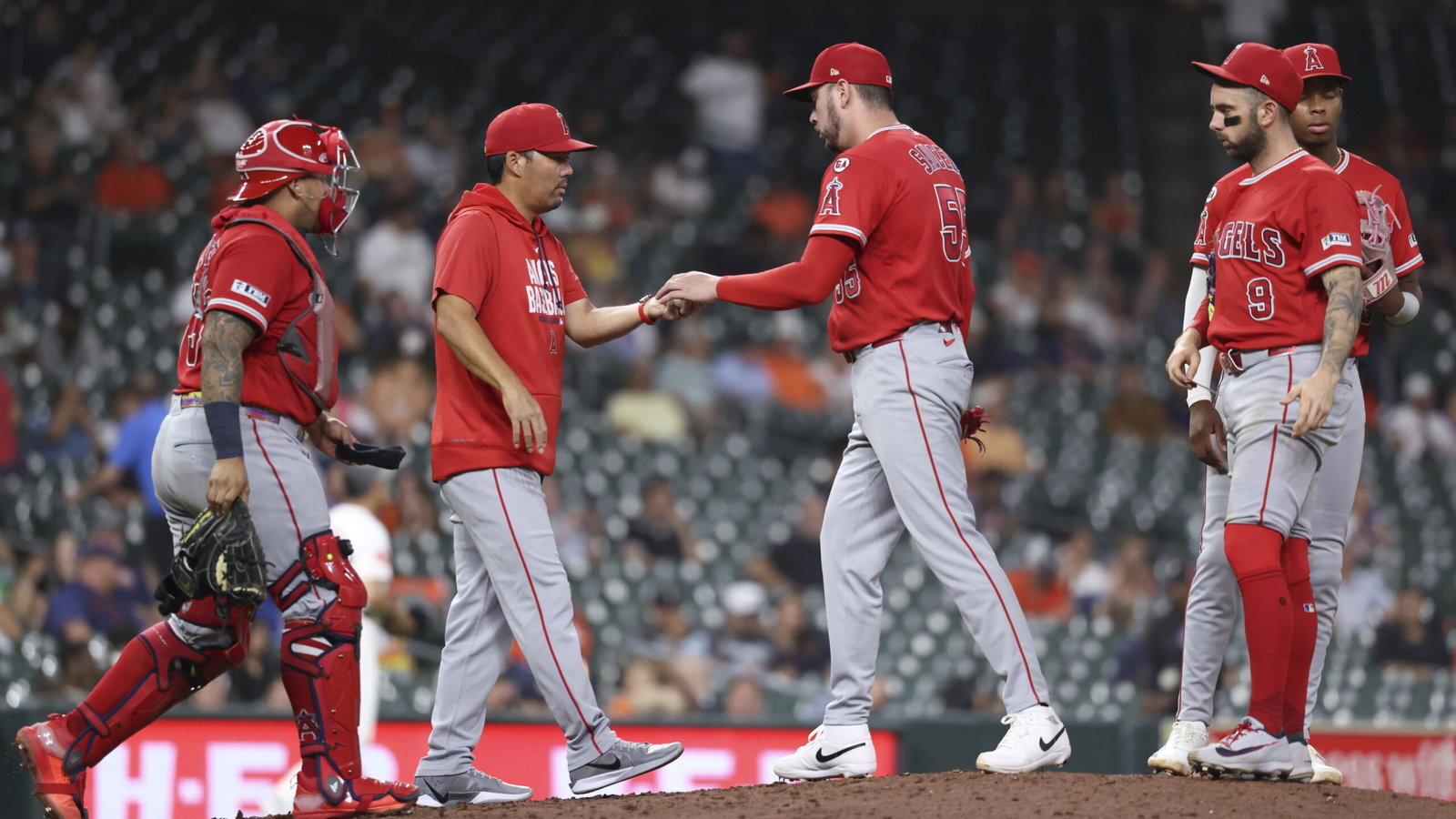 Who Will the Los Angeles Angels Hire To Replace Kurt Suzuki?