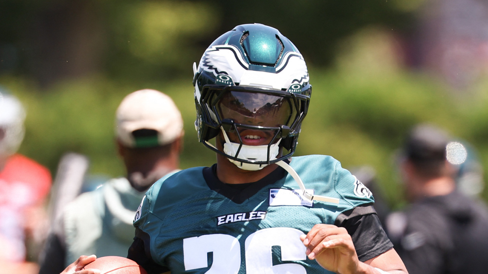 https://www.yardbarker.com/media/8/5/8520560fa383299cf070df529e6f4557c836aeb9/thumb_16x9/nfl-coordinator-shares-criticism-eagles-saquon.jpg?v=1