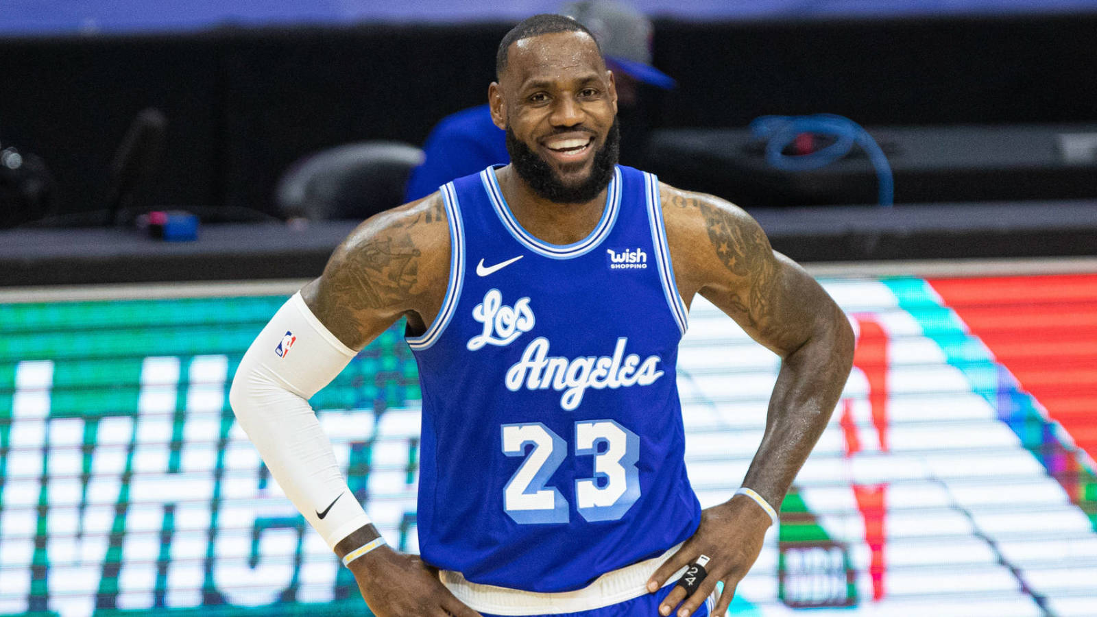 LeBron James leads NBA in jersey sales, Curry second. Lakers lead