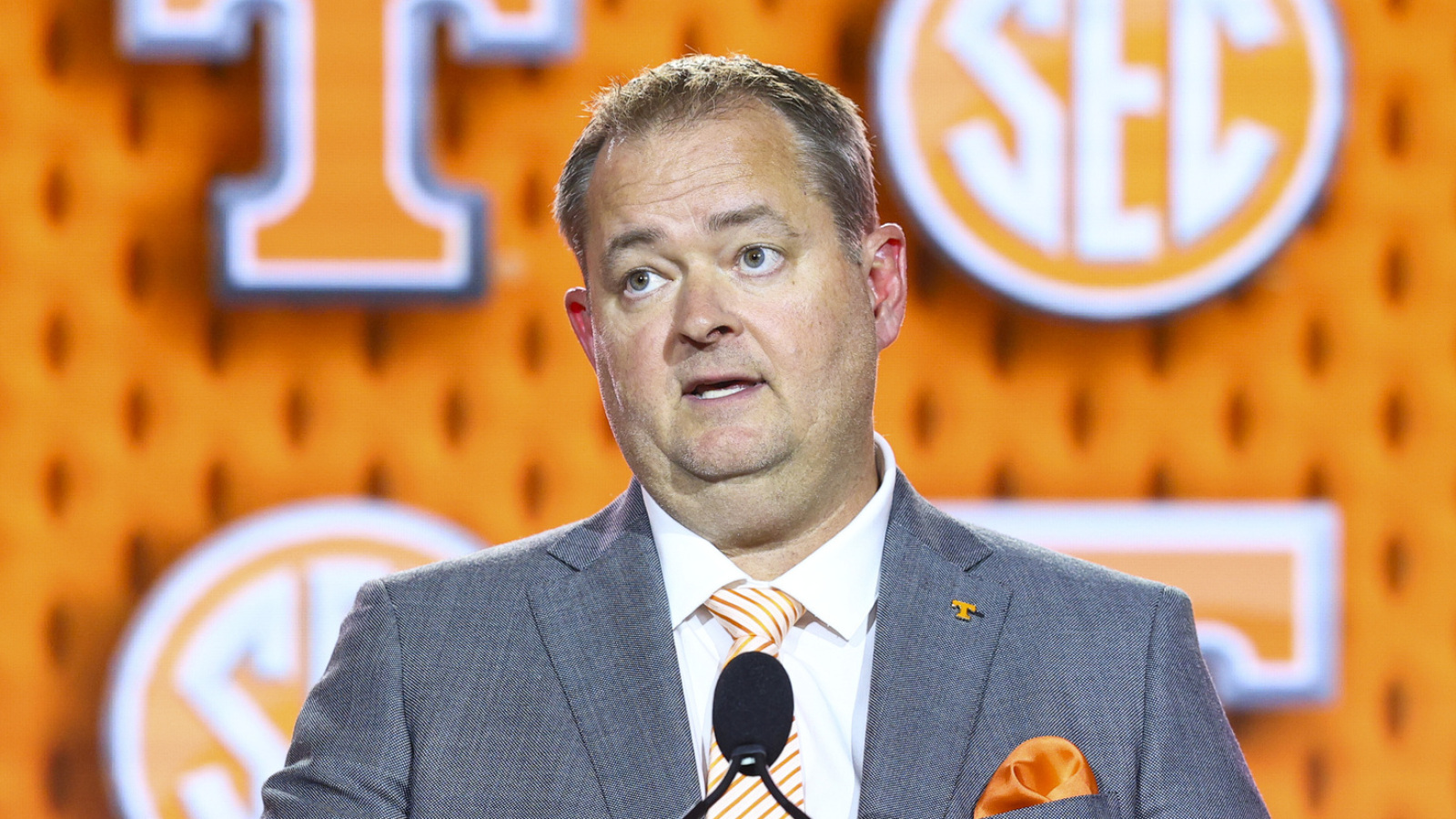 https://www.yardbarker.com/media/8/5/85d2d66b6513238993c3f030db29f062e2c524bb/thumb_16x9/tennessee-hc-josh-heupel-stands-behind-arion.jpg?v=1