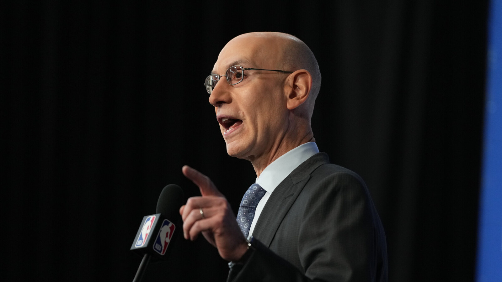 https://www.yardbarker.com/media/8/6/867ea20be87e903860e1f427be03bbc4b9c1298f/thumb_16x9/adam-silver-addresses-giannis-antetokounmpos.jpg?v=1