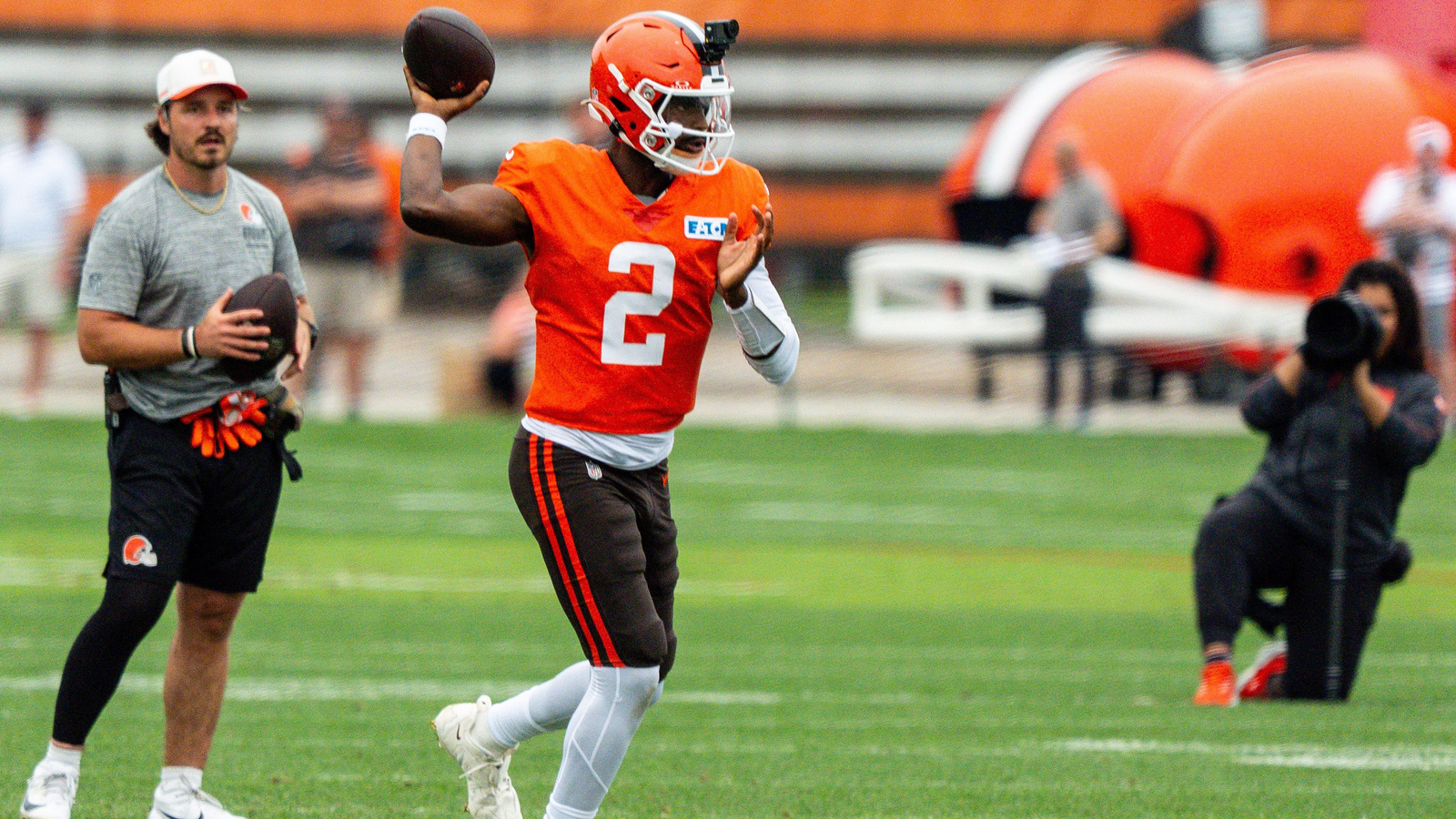 https://www.yardbarker.com/media/8/6/8686bce8e72e6e9694b019f5a140e6b0b871b92b/thumb_16x9/cleveland-browns-quarterback-shedeur-sanders-2.jpg