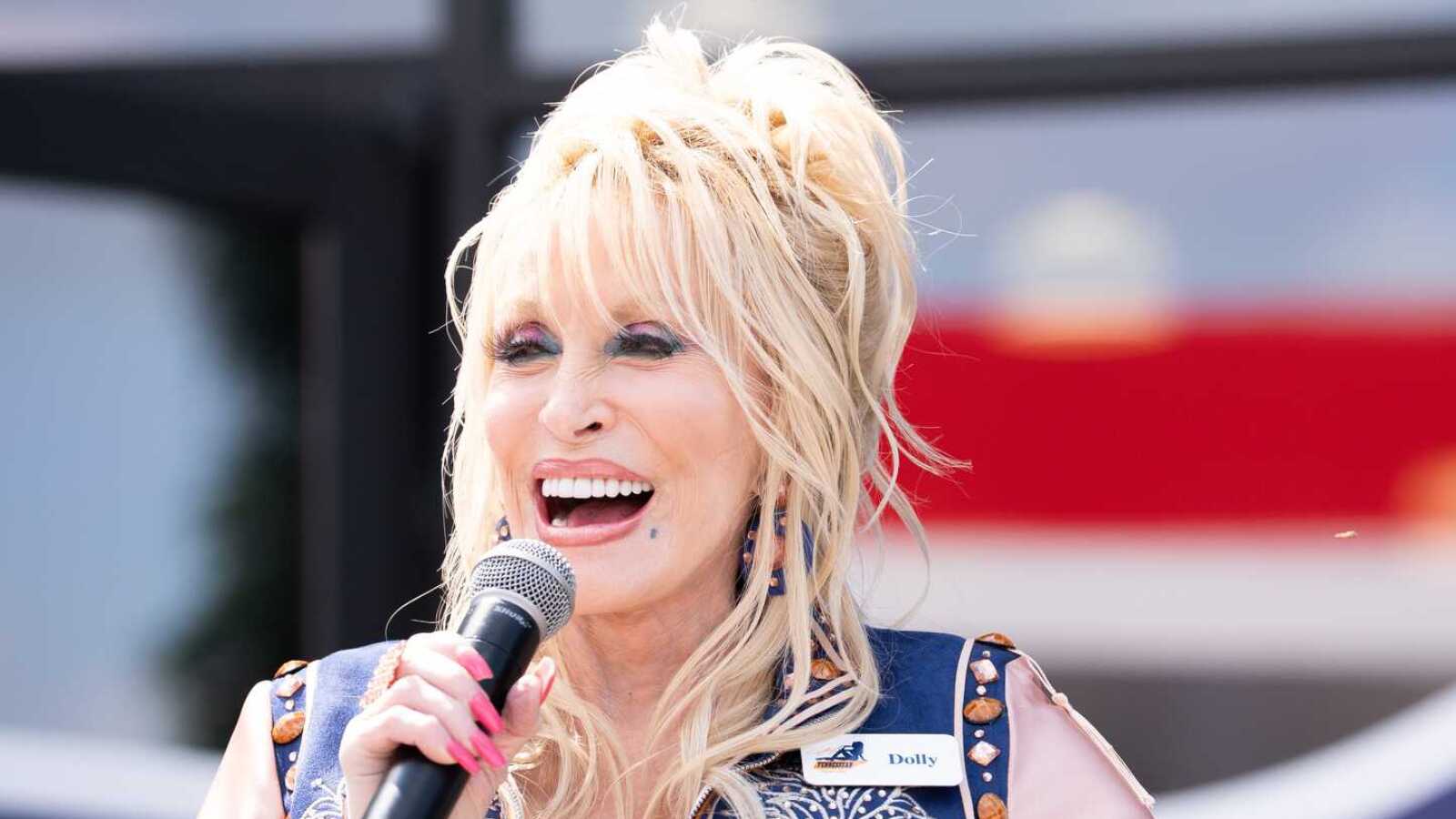 https://www.yardbarker.com/media/8/6/86d991bbc9e568d6886fb672287f86982ec72c55/thumb_16x9/five-unforgettable-sports-moments-dolly-partons.jpg?v=2