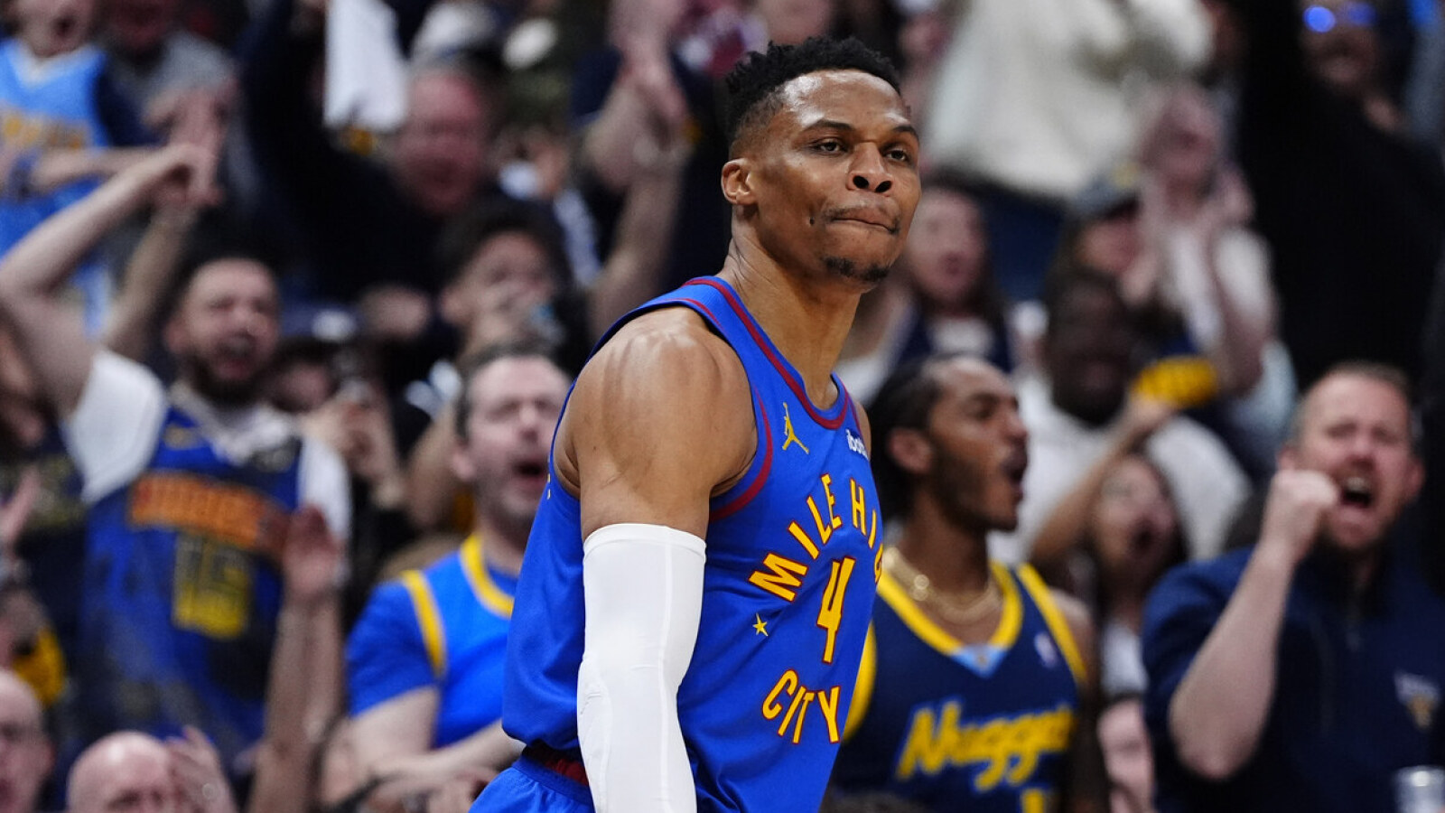 https://www.yardbarker.com/media/8/8/882c6ef9ccf201ef8f78ecd0d24c0d1d7e4e4b03/thumb_16x9/russell-westbrook-gets-storybook-welcome-thunder.jpg?v=1