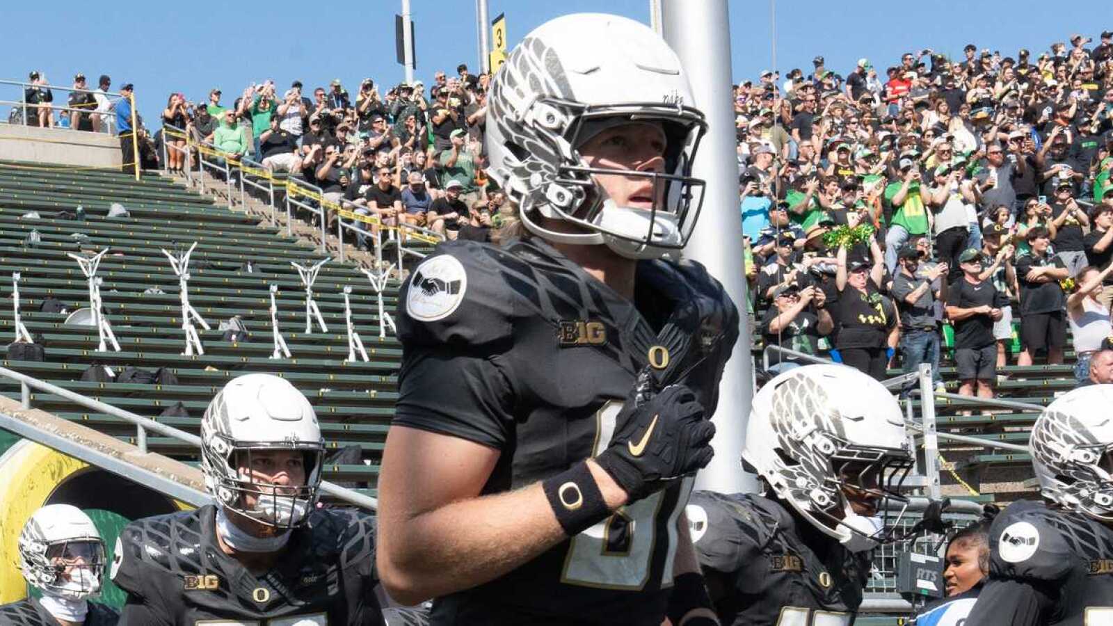 https://www.yardbarker.com/media/8/8/889c2ffdd97159af42b5245a7446f813e4bd6d4c/thumb_16x9/nc-state-lands-massive-te-transfer-oregon-vander.jpg?v=1