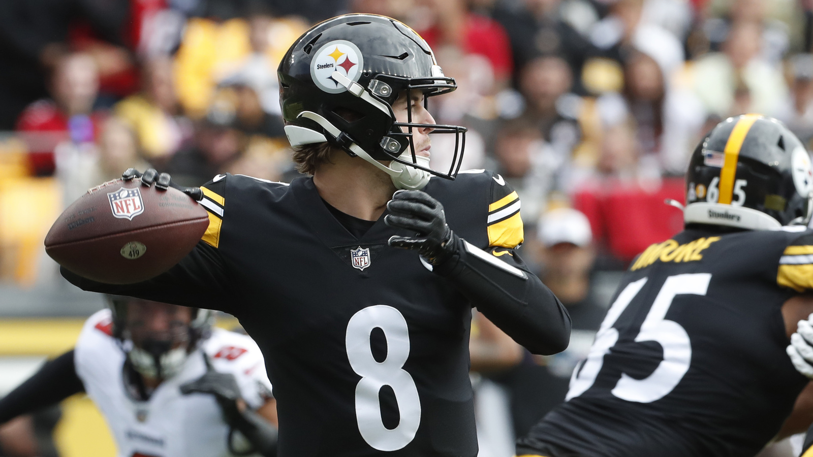 Steelers QB Kenny Pickett leaves recreation after large hit from Devin White