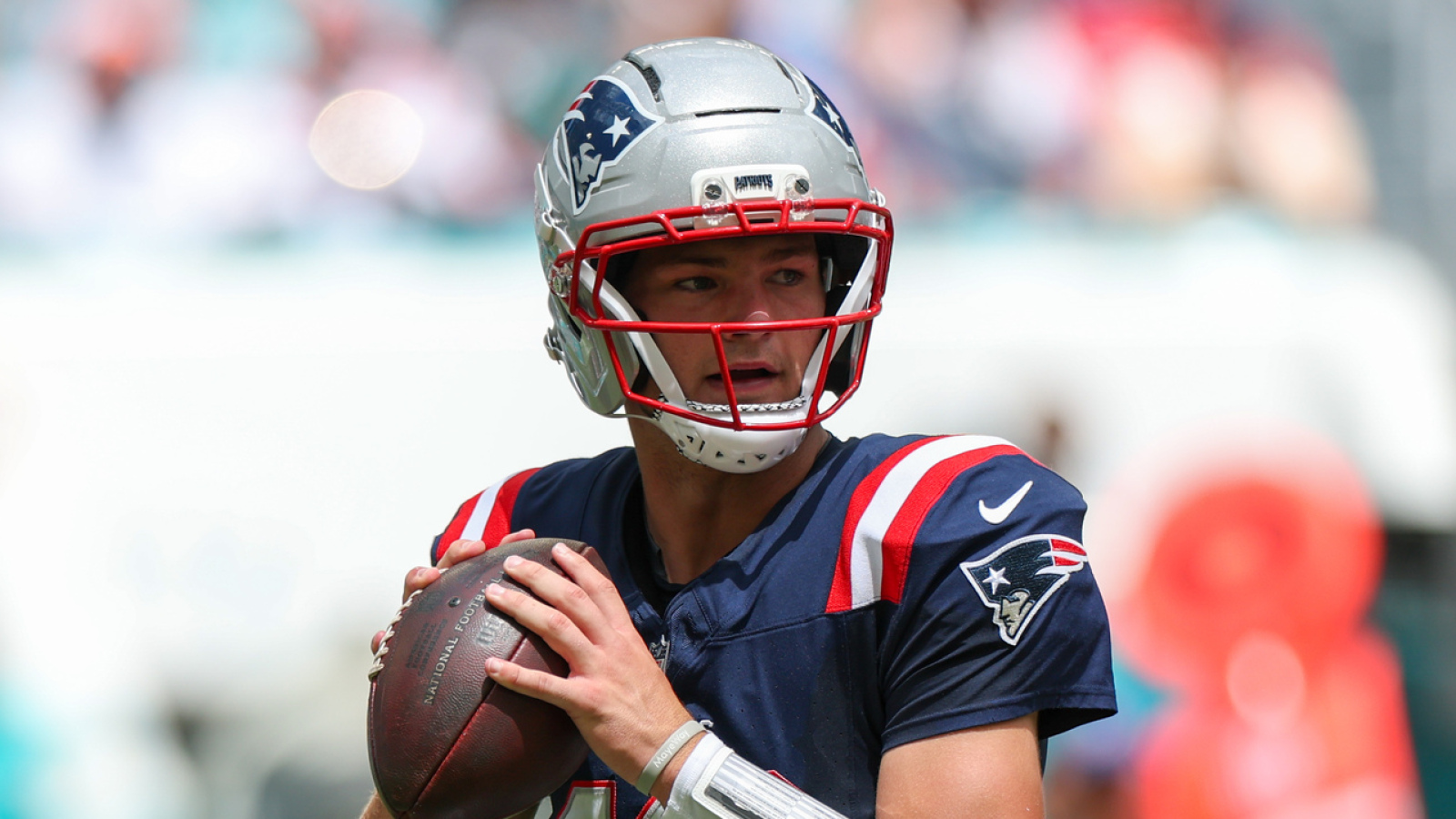 https://www.yardbarker.com/media/8/9/891d68d15d38891b2fb471ceddc7ba8582c146ad/thumb_16x9/aaron-rodgers-taught-drake-maye-becoming-nfl-qb.jpg?v=1