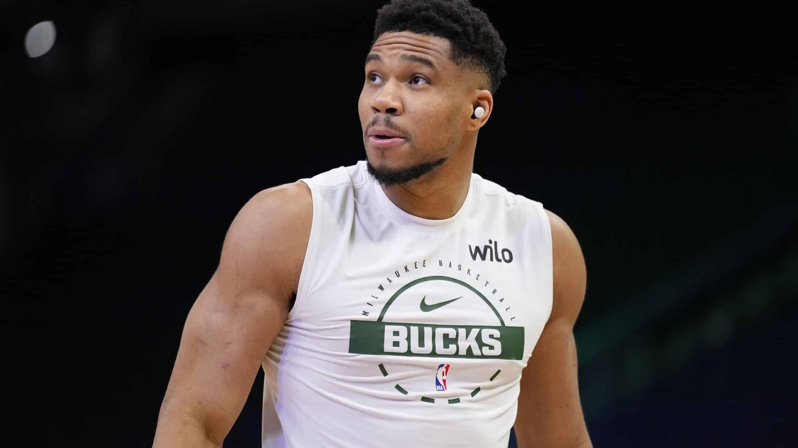 https://www.yardbarker.com/media/8/9/89f1acb1b54c083e9c0a9fdce3d31e5e9a076a9e/thumb_16x9/giannis-antetokounmpo-kings-bucks-mascot-scaled.jpg