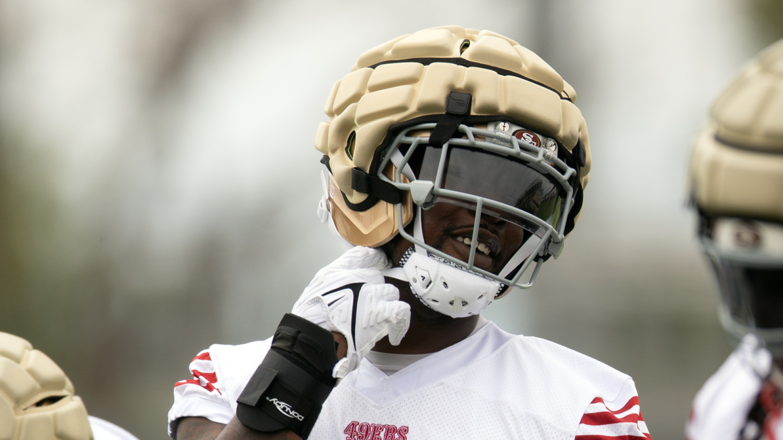 https://www.yardbarker.com/media/8/a/8a12bf021b609b81209100eed9fec4ab837659cb/thumb_16x9/49ers-rookie-becomes-important-latest-bosa-injury.jpg?v=1