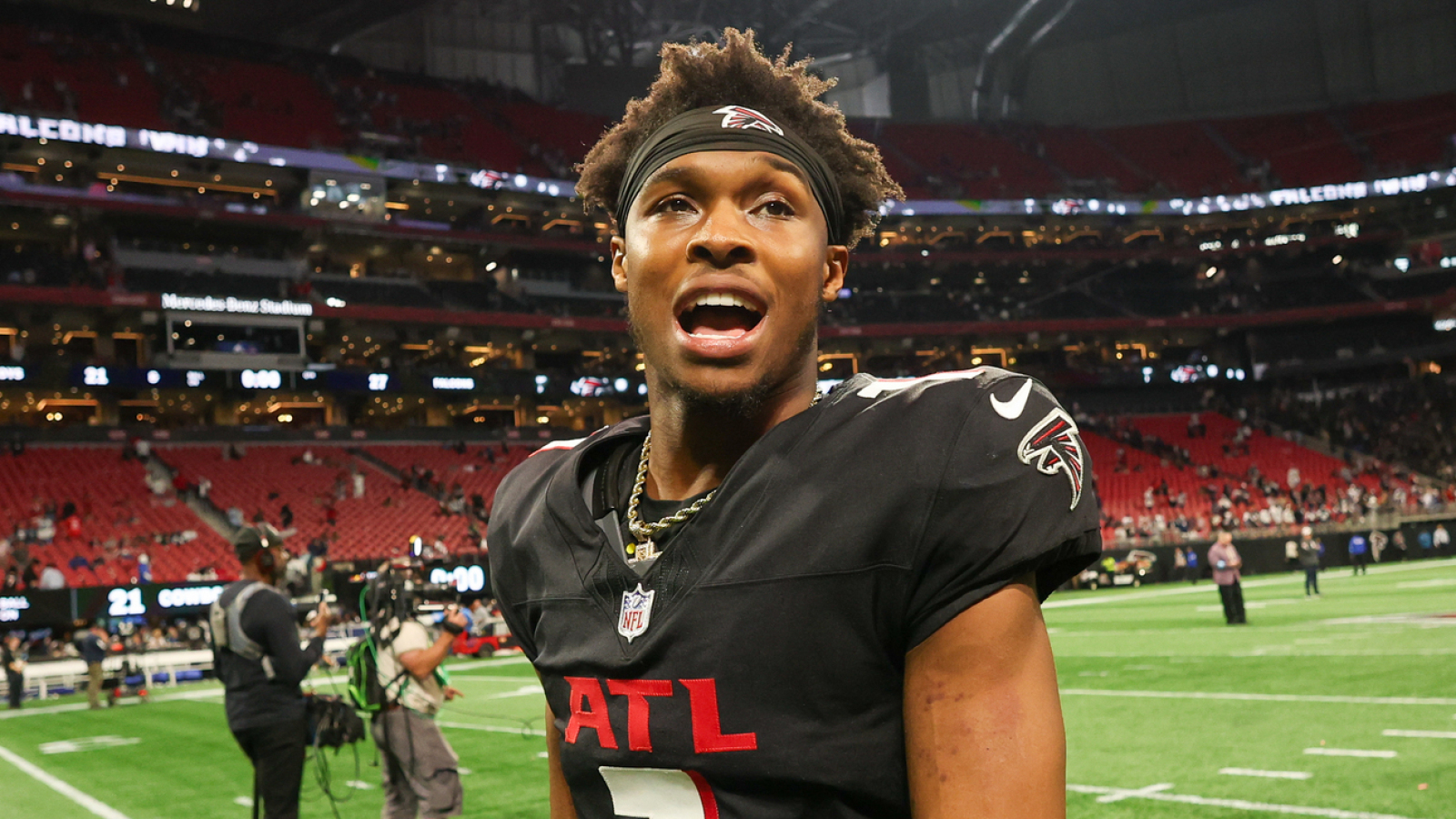 https://www.yardbarker.com/media/8/a/8a3ac81ce0f3ed6c04904473c115c9a20386fd75/thumb_16x9/falcons-wr-dealing-concerning-injury-early.jpg?v=1