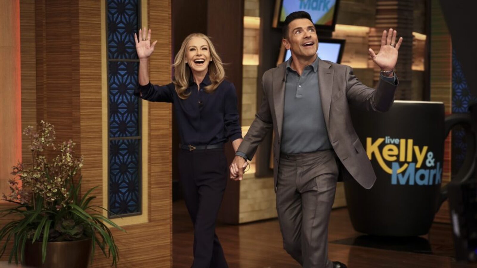 what is mark consuelos salary on live with kelly