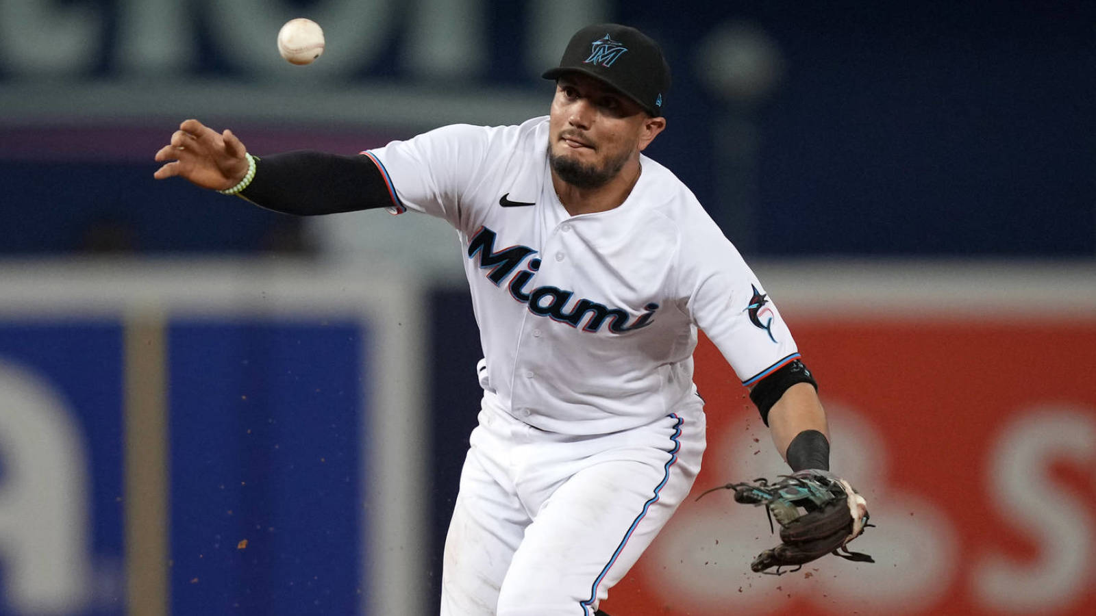 Marlins sign SS Miguel Rojas to two-year, $10M extension | Yardbarker