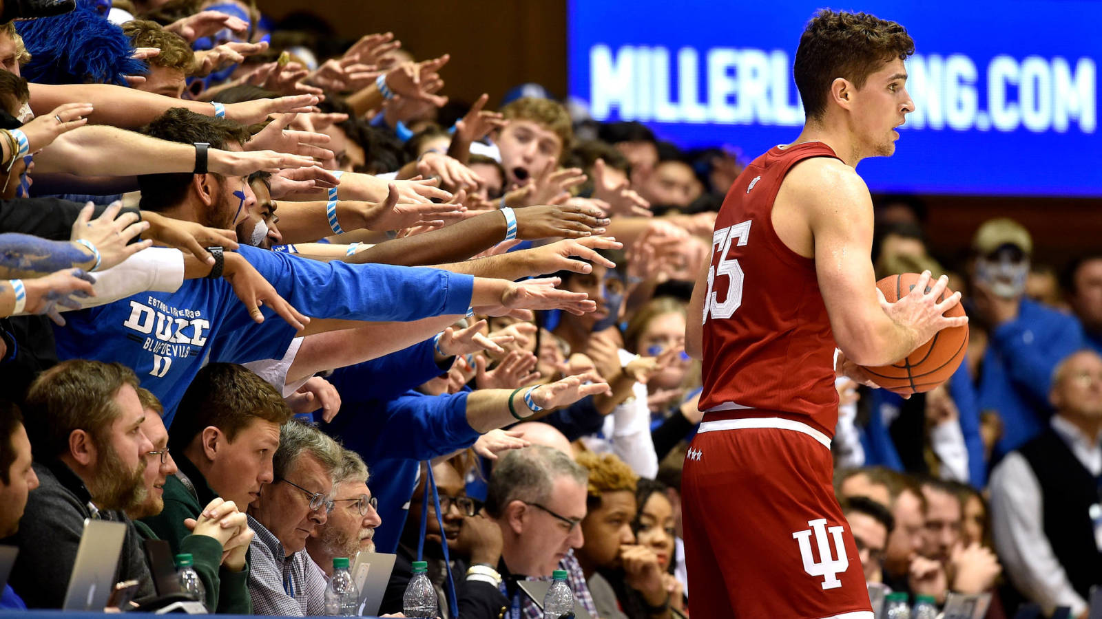 9 biggest college basketball arenas