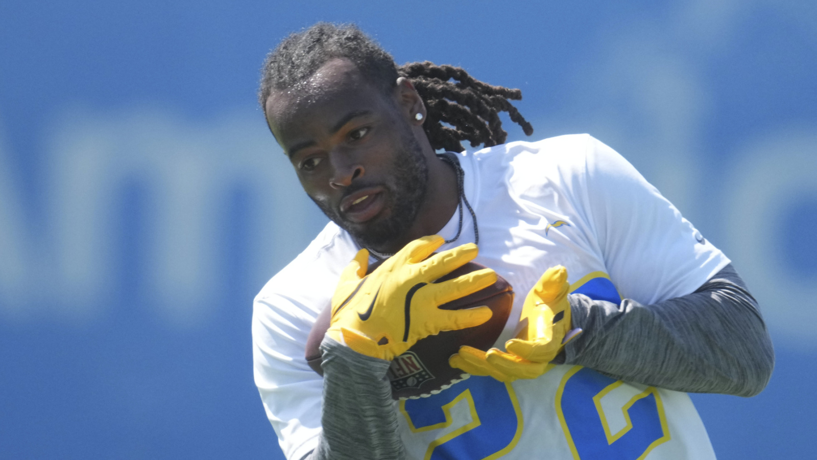 https://www.yardbarker.com/media/8/a/8ac8cb4b9ea609665476ae6a86a34869a891c9b7/thumb_16x9/chargers-rb-najee-harris-injured-fireworks.jpg?v=1