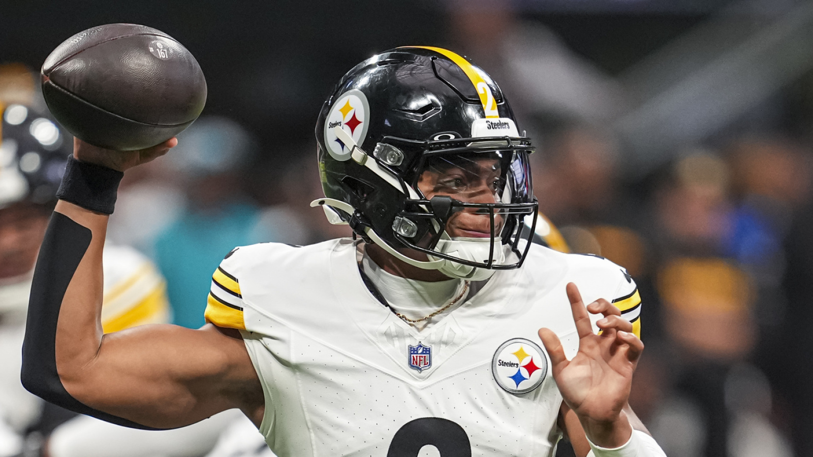 Insider shares if Justin Fields could take starting job from Russell Wilson