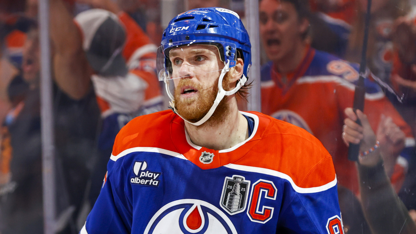 https://www.yardbarker.com/media/8/a/8af46a9a4d10fa833118edaf51c33205393f20ea/thumb_16x9/oilers-agree-contract-extension-star-center.jpg?v=1