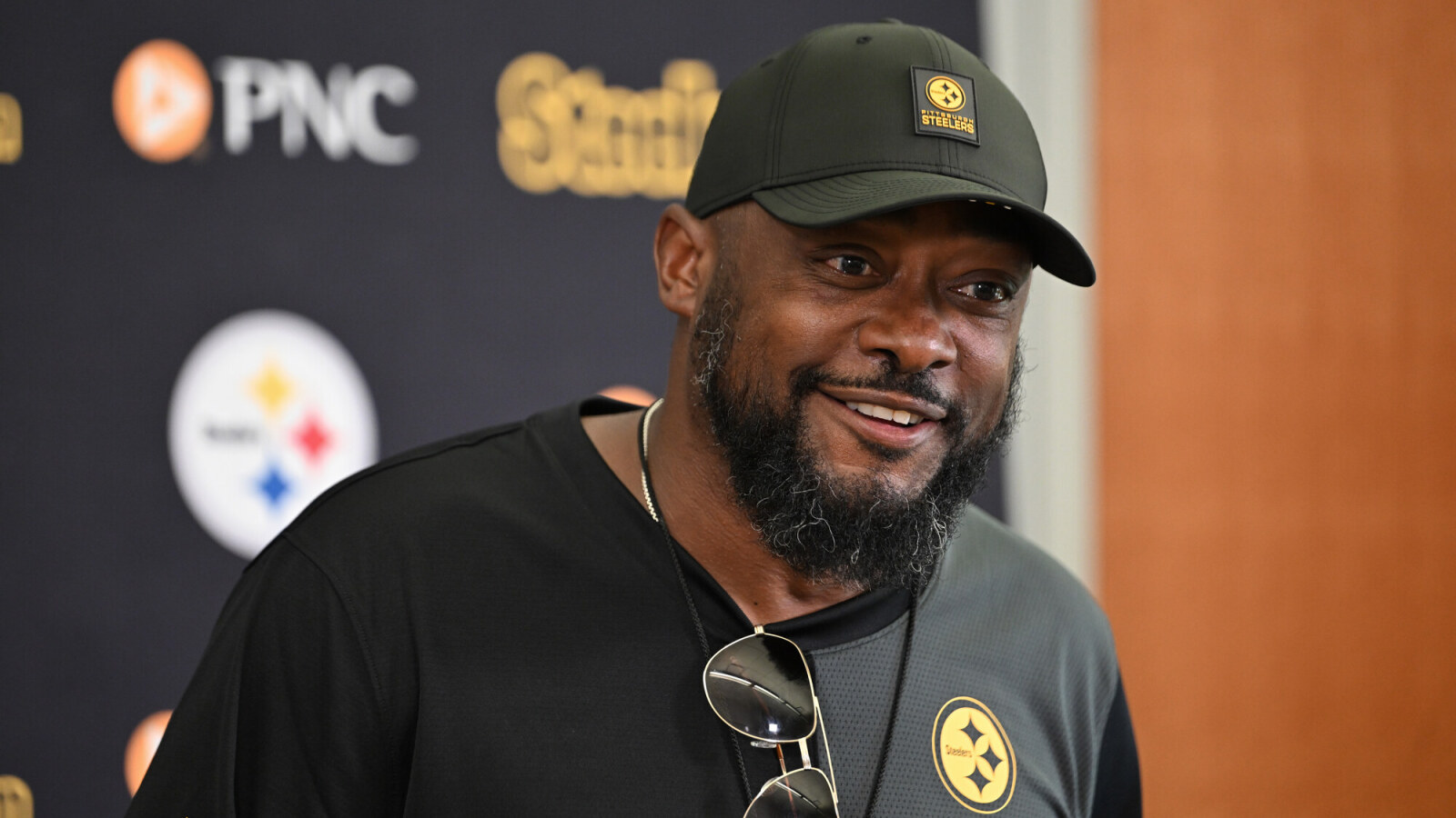 https://www.yardbarker.com/media/8/b/8b78ece40e72877cbda96512625cda781ed2d11b/thumb_16x9/steelers-mike-tomlin-closing-on-notable-coaching.jpg?v=2
