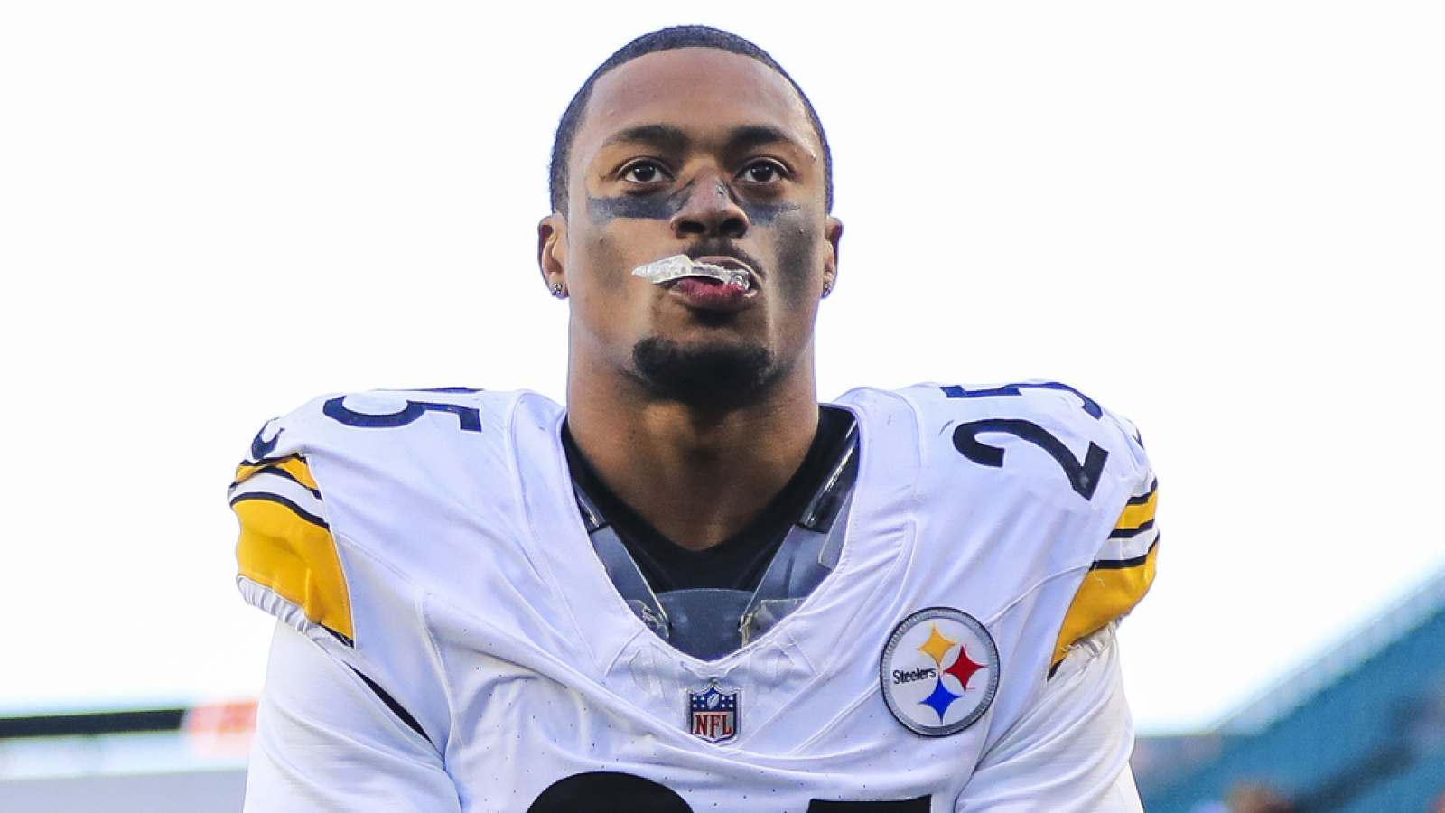 https://www.yardbarker.com/media/8/b/8bc507594f675f690e4fa086a24e2900920190ba/thumb_16x9/steelers-elliott-direct-message-porter-big-trade.jpg?v=1
