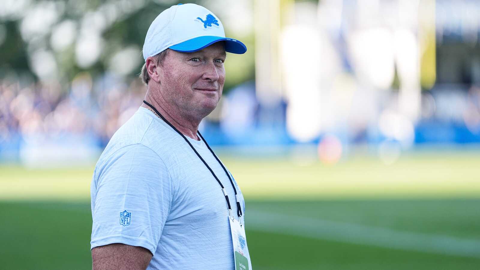 https://www.yardbarker.com/media/8/c/8c143e934152aeab9088f6fabaf03ebafa34aabd/thumb_16x9/jon-gruden-watches-practice-during-training-camp.jpg