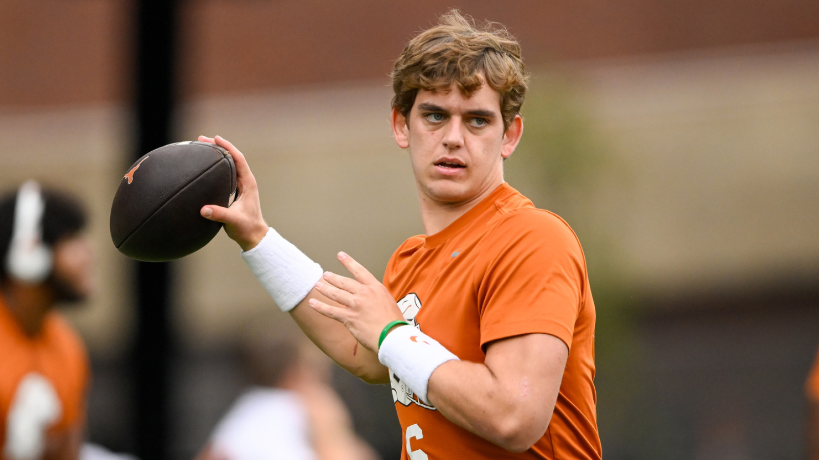 https://www.yardbarker.com/media/8/c/8c2a9fcc3d7273df8b7c3a955a18d4d803b0df5e/thumb_16x9/new-preseason-poll-increases-pressure-on-texas-qb.jpg?v=1