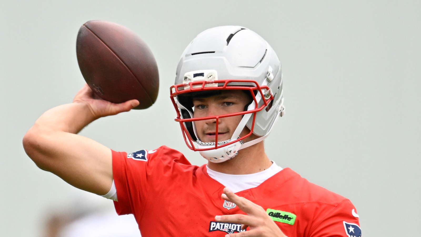 https://www.yardbarker.com/media/8/c/8c48244a089ed21002ce1ae13b7564daaaeee557/thumb_16x9/drake-maye-discusses-bonding-patriots-teammates.jpg?v=1