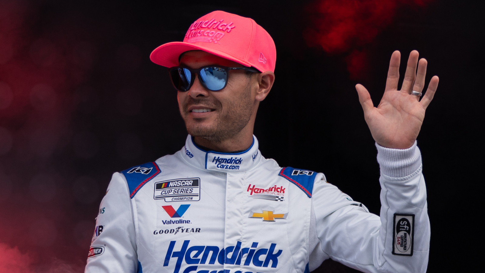 https://www.yardbarker.com/media/8/c/8c699f1e8796828d1d5a6cfdbbbba332a1bfbf36/thumb_16x9/kyle-larson-praises-denny-hamlin-winning-las.jpg?v=1