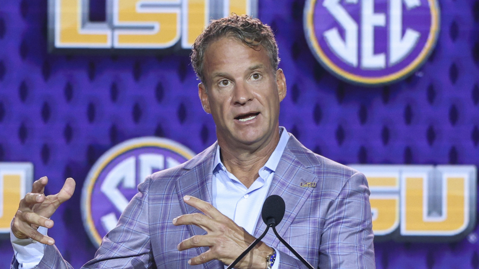 https://www.yardbarker.com/media/8/c/8cf18d49b2221214724ab08c8c12ad1da896f340/thumb_16x9/lane-kiffins-lsu-debut-sets-credential-mark-tiger.jpg?v=1