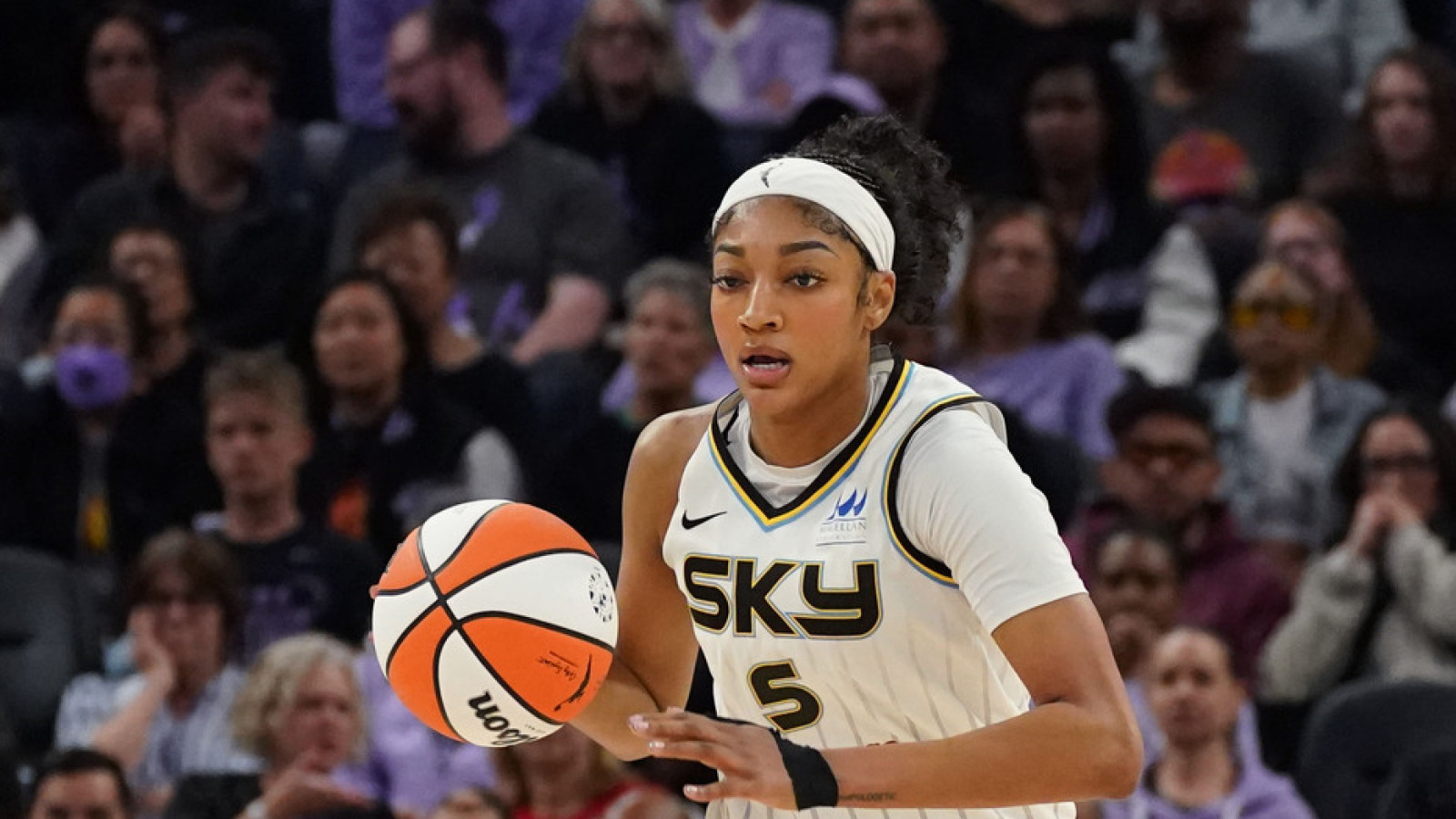 https://www.yardbarker.com/media/8/d/8d1c3b950a350f35bf4cb275a523cb99b0c5a21c/thumb_16x9/reese-sets-wnba-record-another-huge-rebounding.jpg?v=1