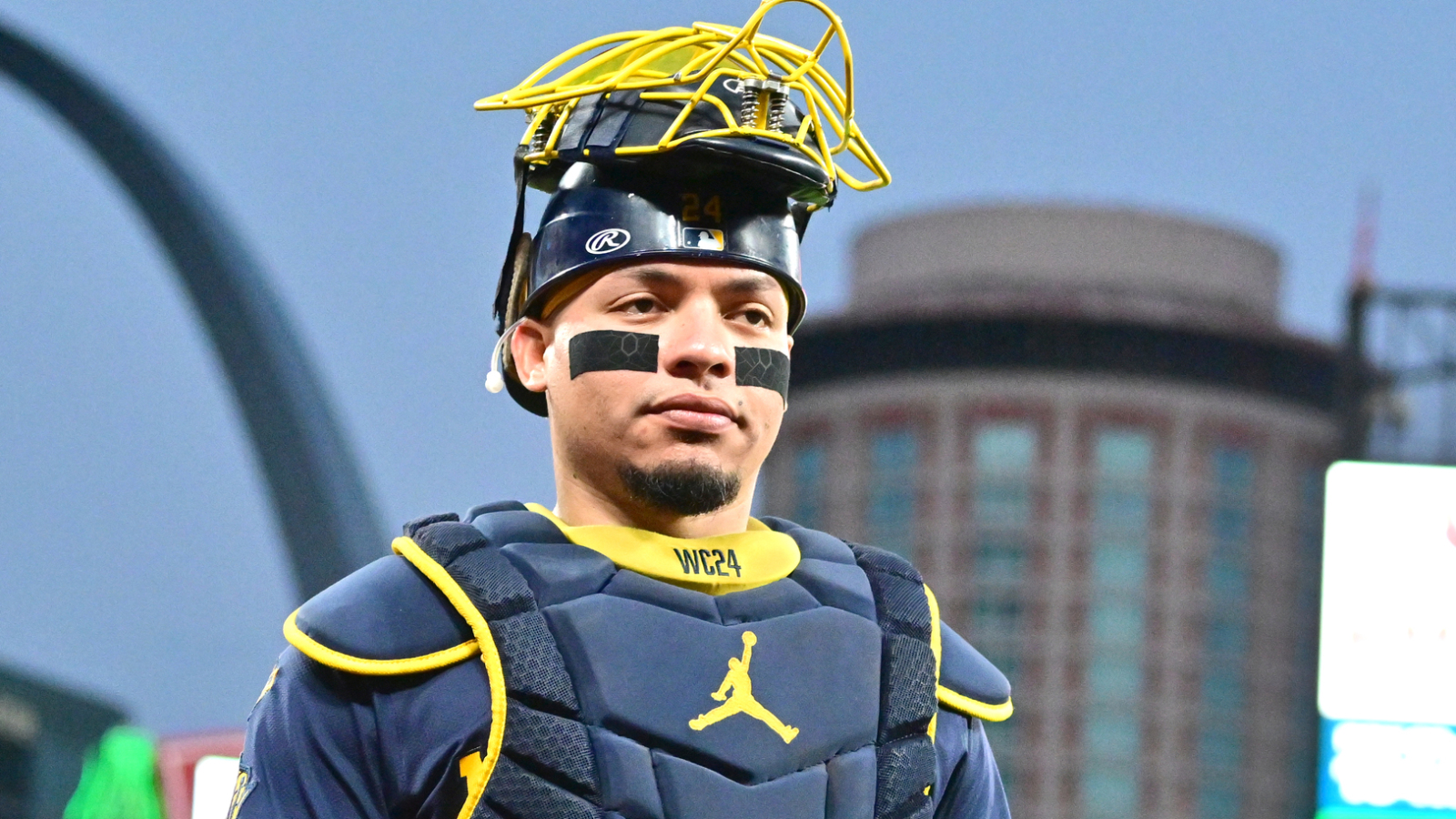 Brewers hold on for Game 1 win, while Rays make some puzzling mistakes