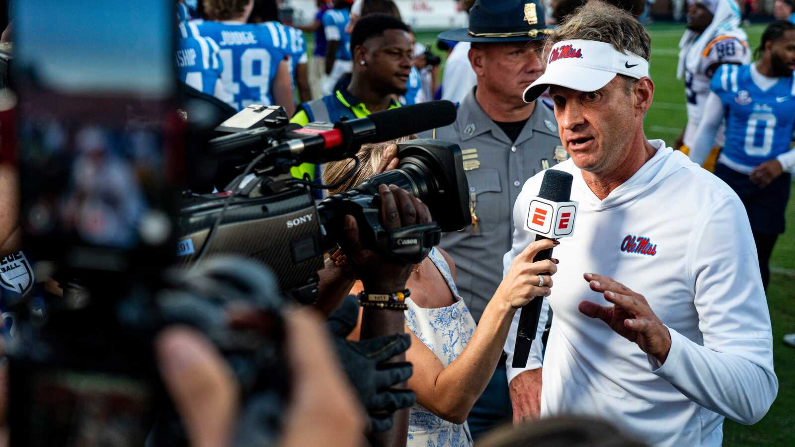 https://www.yardbarker.com/media/8/d/8d72c70d9d15197eec2e252b7c1db4a70a8b8ed1/thumb_16x9/ole-miss-head-coach-lane-kiffin-takes-questions.jpg