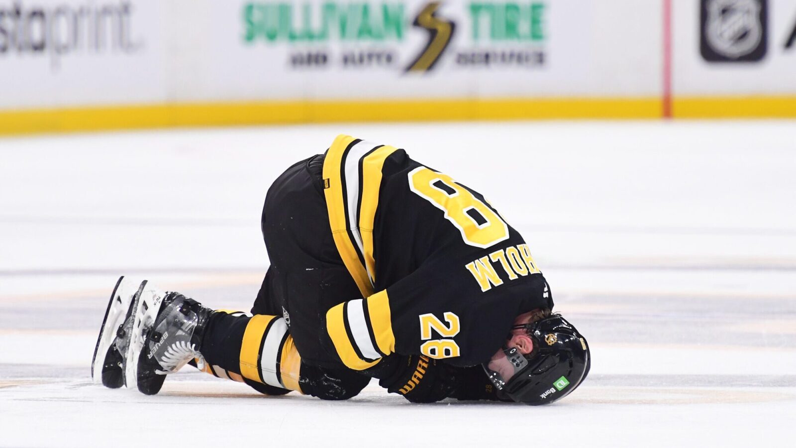 https://www.yardbarker.com/media/8/e/8e39b56bc820fa25e964905c31d34a1b9f303fc5/thumb_16x9/bruins-elias-lindholm-leaves-game-against-sabres.jpg?v=1