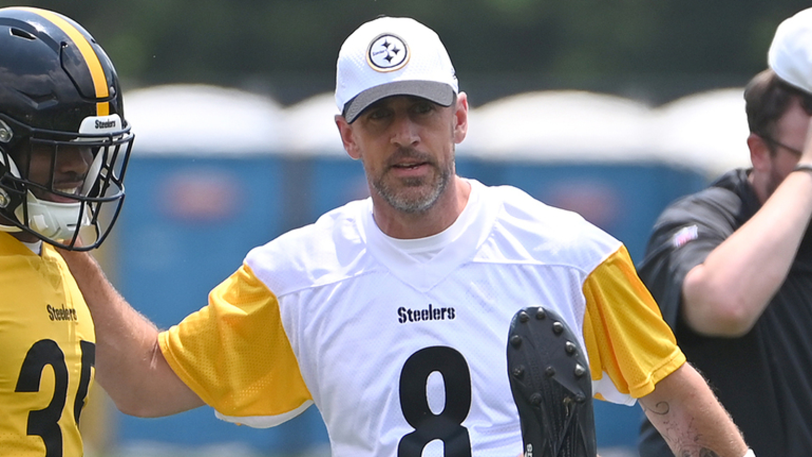 https://www.yardbarker.com/media/8/e/8e5ab1e39e756ad48b42ea4d94d95f3015870db3/thumb_16x9/insider-clarifies-report-rodgers-steelers-third.jpg?v=2