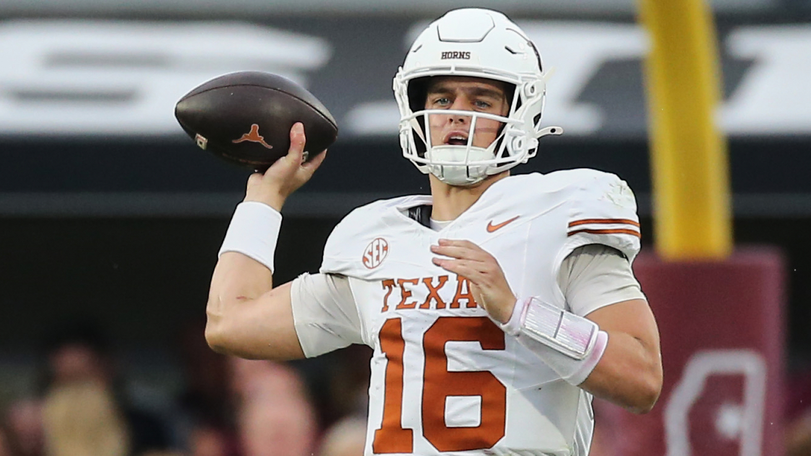 https://www.yardbarker.com/media/8/e/8e5e78967bd0bd536919c0a0379394becc26b88e/thumb_16x9/texas-gets-concerning-manning-news-before-matchup.jpg?v=1