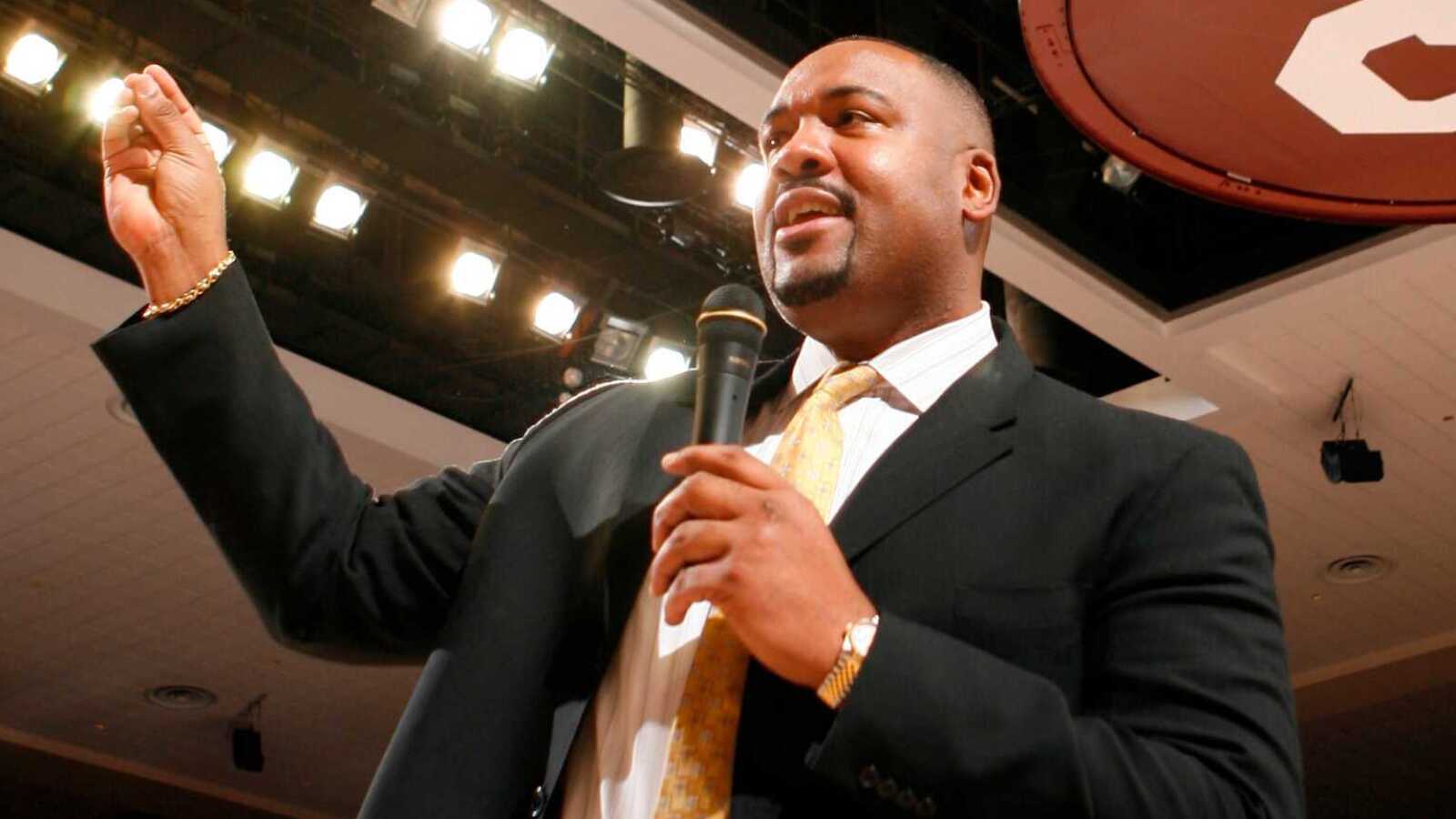 https://www.yardbarker.com/media/8/e/8e7e21a40e220e06ec910222a75ef091a1d6452d/thumb_16x9/stacey-king-former-bulls-player-broadcaster-dies.jpg?v=1