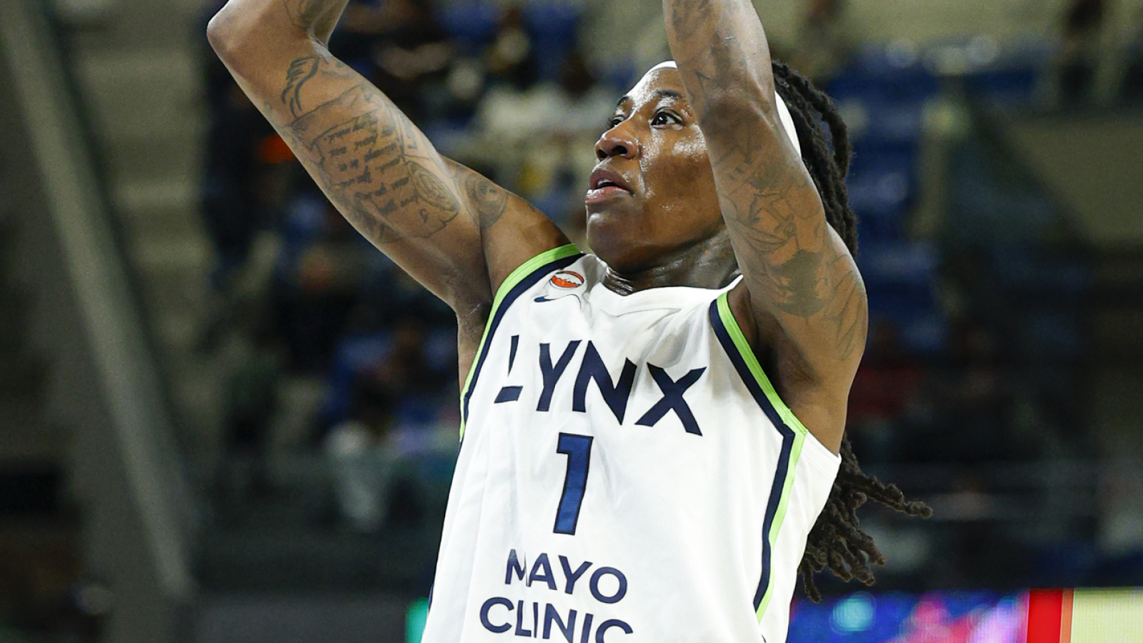 https://www.yardbarker.com/media/8/e/8edbeea76ce1ed4c1bfb0bd7d51353175e6b3624/thumb_16x9/lynx-answering-critics-hot-start-road-win-sky.jpg?v=1