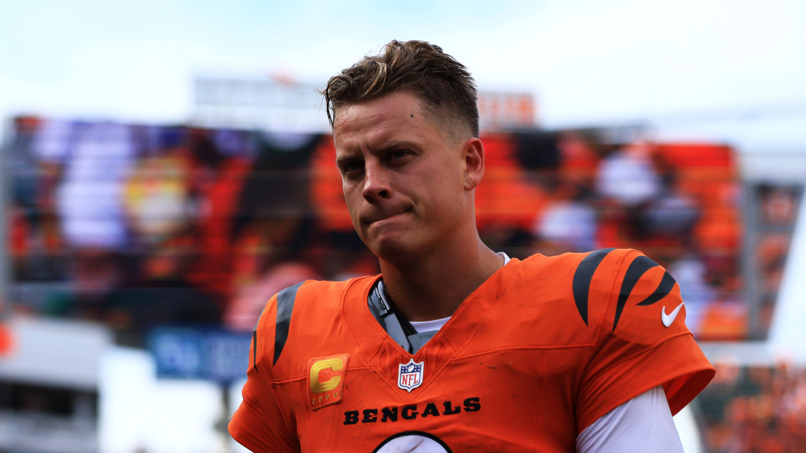 https://www.yardbarker.com/media/8/f/8f3d0d119e5c185e46c91d83734faef571398df2/thumb_16x9/ian-rapoport-sounds-alarm-joe-burrow-back-injury.jpg?v=1