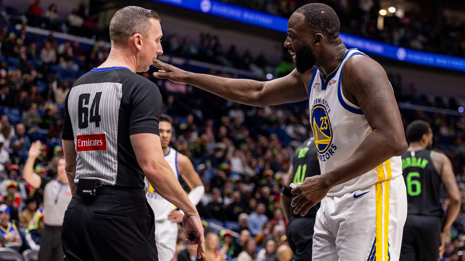 Draymond Green pulls an unusual move on DeAndre Jordan during game