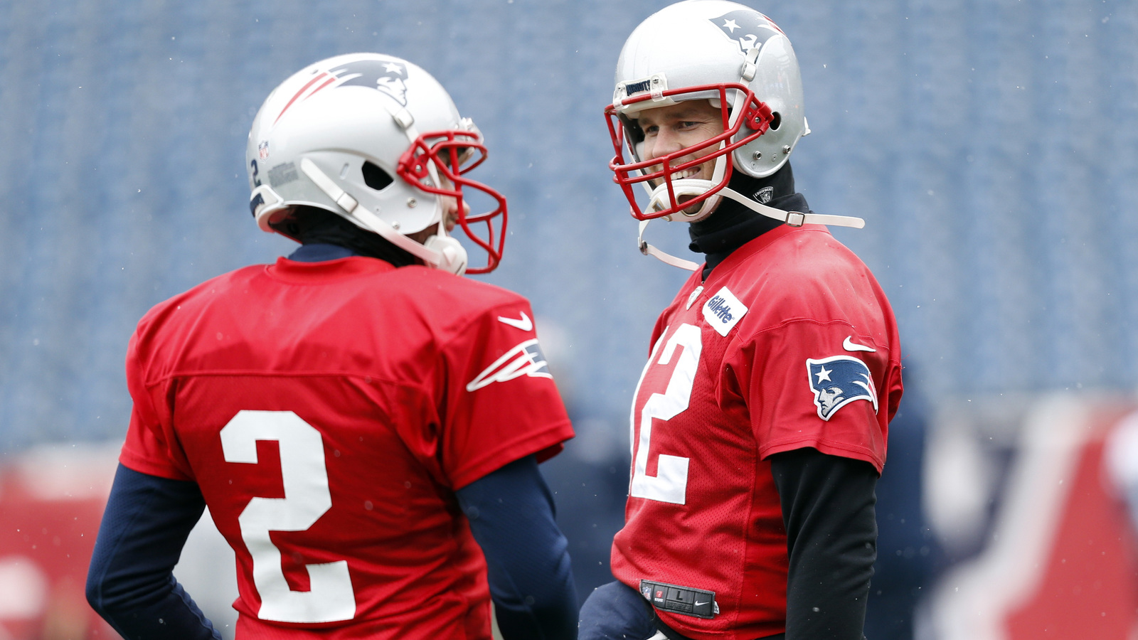 Tom Brady practices with glove on throwing hand Yardbarker