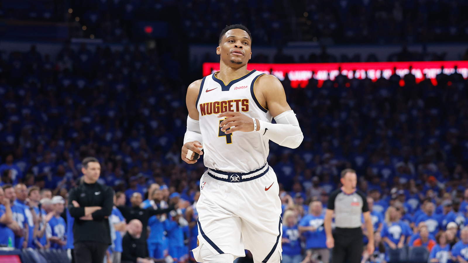 https://www.yardbarker.com/media/8/f/8fcbb5598b92dc58f81eeee10678977cad544292/thumb_16x9/report-westbrook-receive-large-offer-surprise-team.jpg