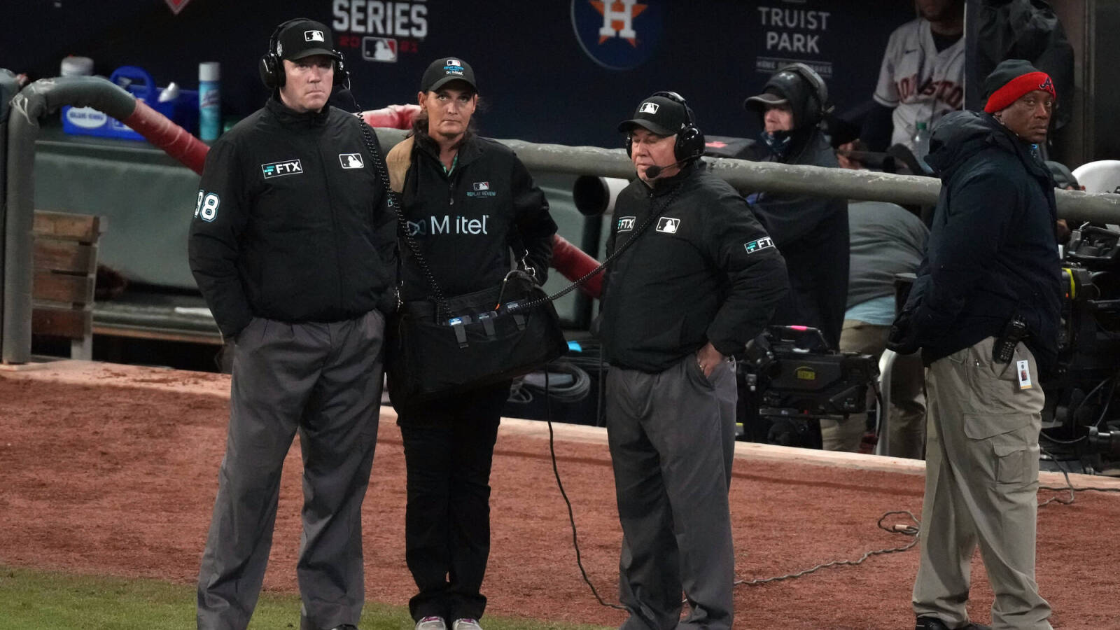 MLB umpires to announce replay reviews to fans