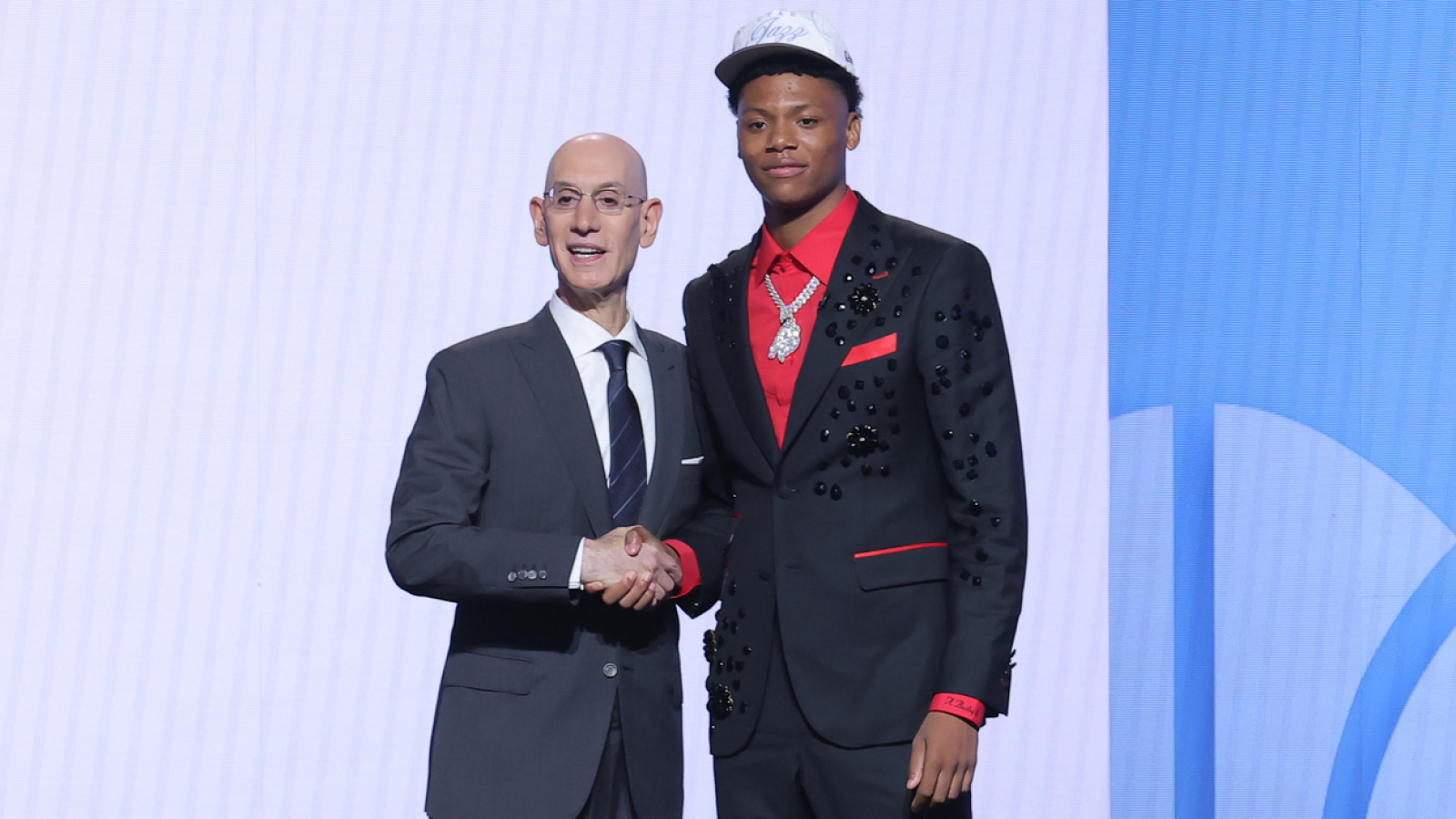 https://www.yardbarker.com/media/8/f/8ffe616af1f2222606495b181a546098add425b9/thumb_16x9/5-nba-draft-picks-quiz.jpg?v=1