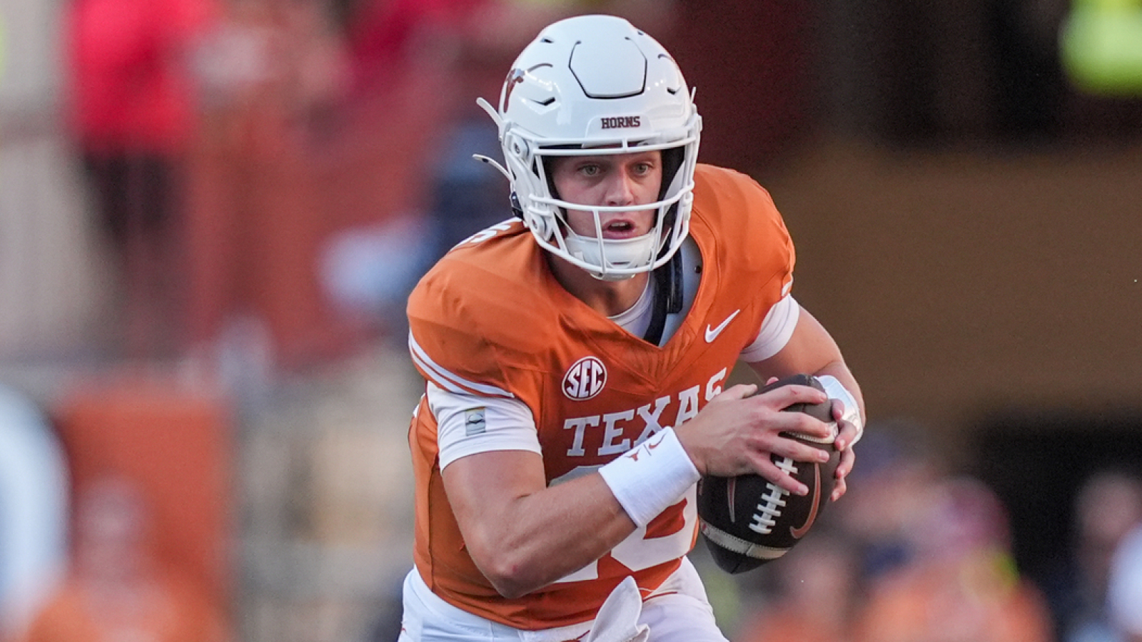 https://www.yardbarker.com/media/9/0/901651bc679b61c89efcbb80f63325b33187cf51/thumb_16x9/too-hype-surrounding-texas-qb-arch-manning.jpg?v=1