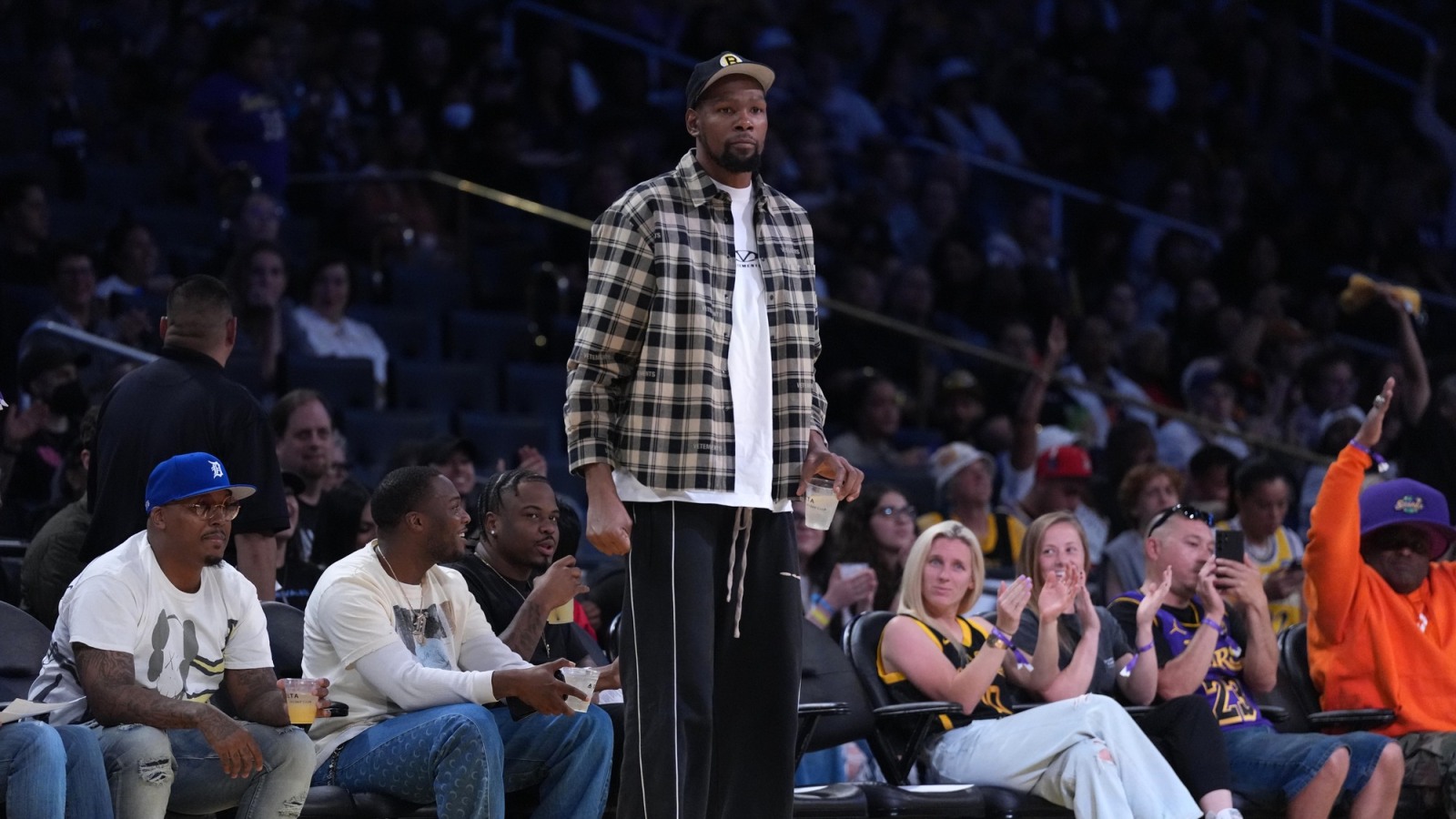 https://www.yardbarker.com/media/9/0/9032a90b3fd119eafb3dcaa1ea27203e6643a503/thumb_16x9/report-reveals-trade-interest-durant-receive.jpg?v=1