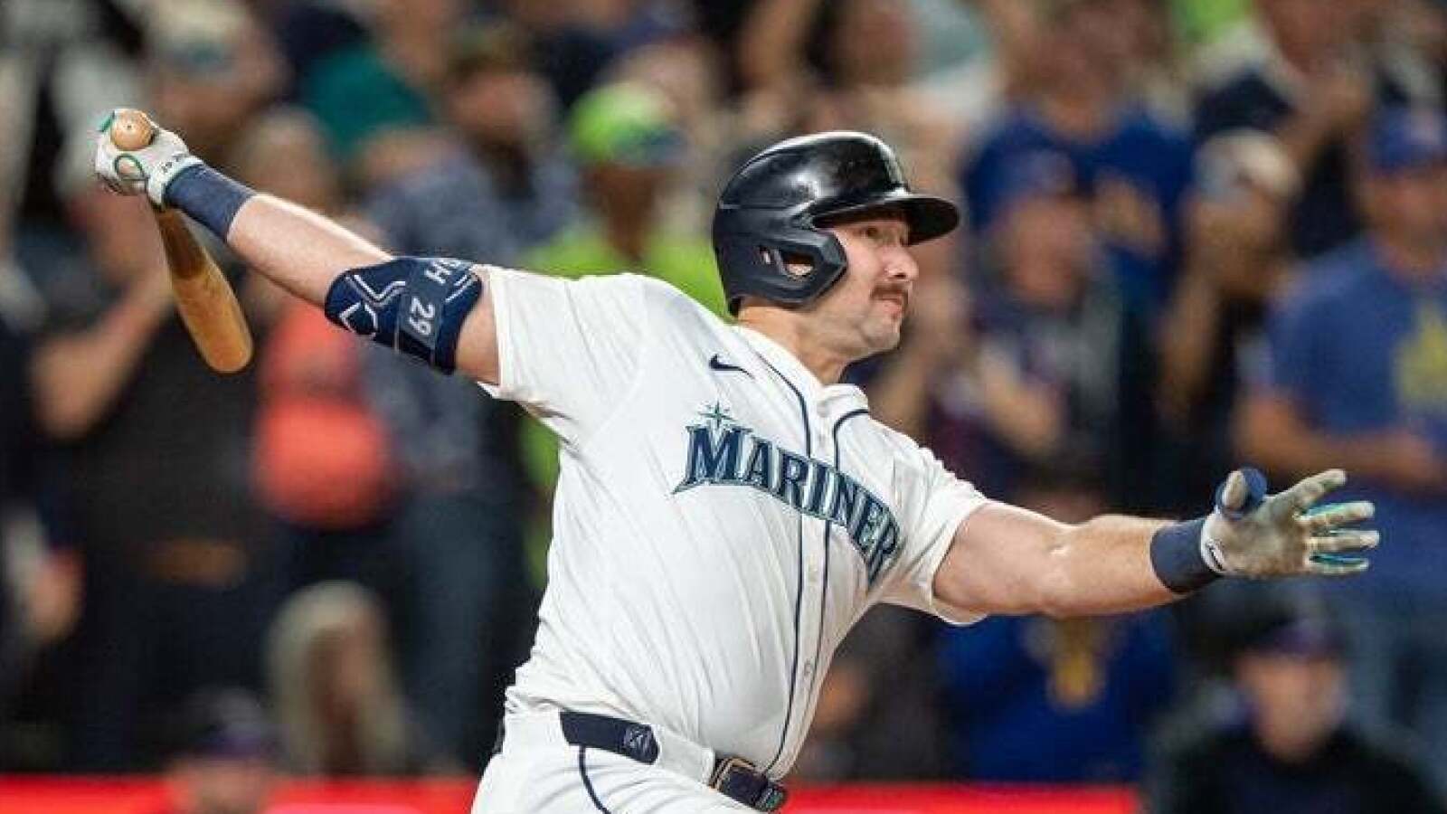 https://www.yardbarker.com/media/9/0/90d4c1f49b4f81b9ebcd223244edf368a6eaecd1/thumb_16x9/cal-raleigh-hits-60th-homer-season-on-special.jpg?v=1
