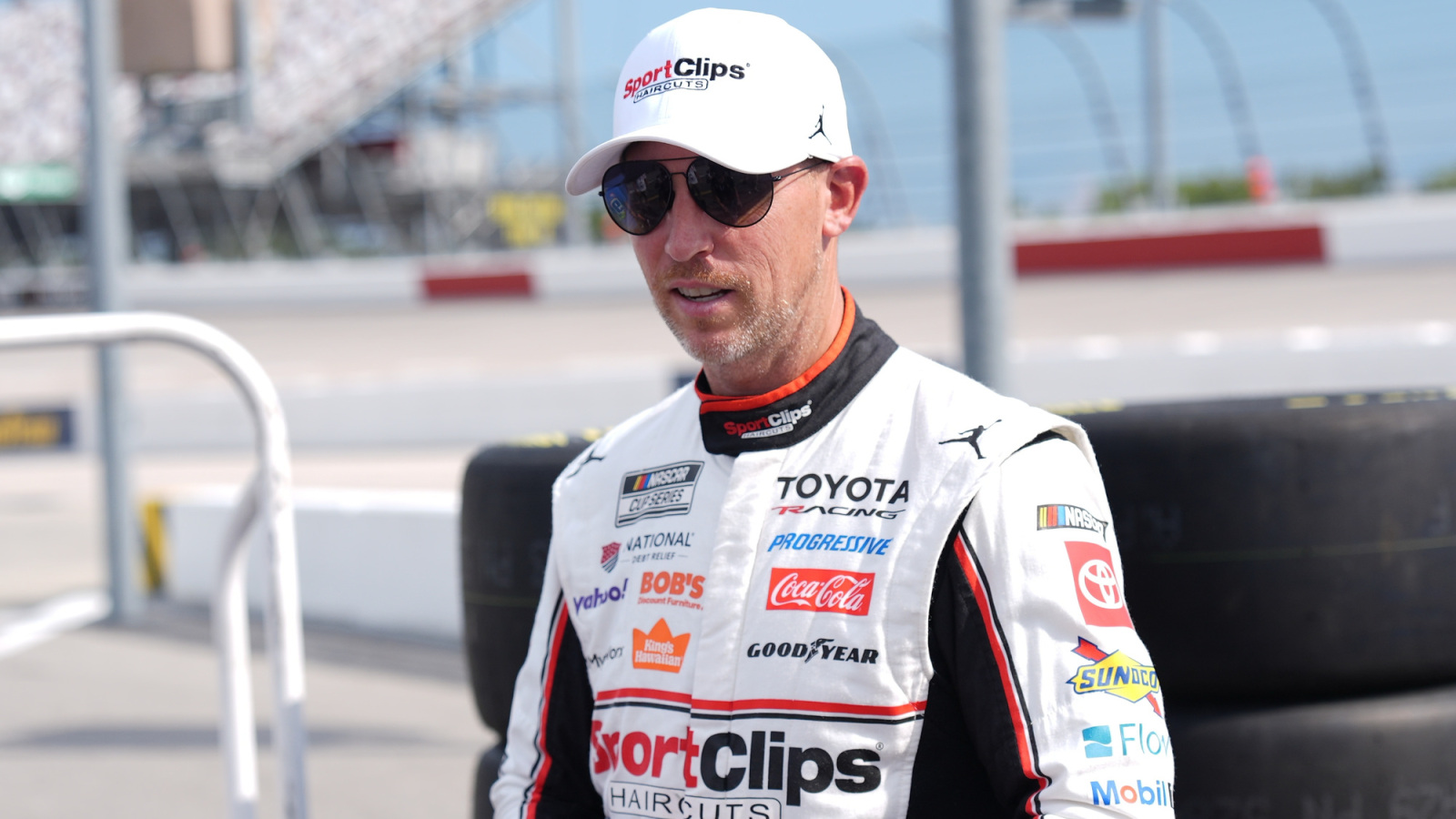 https://www.yardbarker.com/media/9/1/916e1595ef309f89fb6de5e2a3cd01badb2f49d4/thumb_16x9/denny-hamlin-still-nascar-championship-hunt-kansas.jpg?v=1
