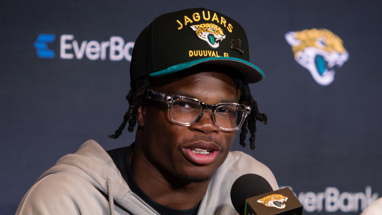 https://www.yardbarker.com/media/9/2/922b443c46087d973e921a309a74648bde1fde03/thumb_16x9/jaguars-set-fight-over-travis-hunter.jpg?v=1