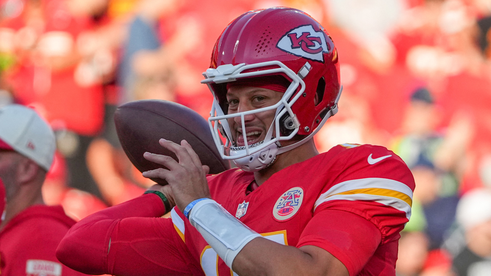 https://www.yardbarker.com/media/9/2/92512483b5c5cefbe60d2e9c878d6e3e10880446/thumb_16x9/patrick-mahomes-status-chiefs-season-opener.jpg?v=1