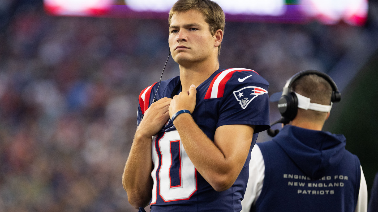 https://www.yardbarker.com/media/9/2/92676fb0333b3fdcabdd58ad740d66ef12f3c661/thumb_16x9/patriots-drake-maye-continues-previous-leadership.jpg