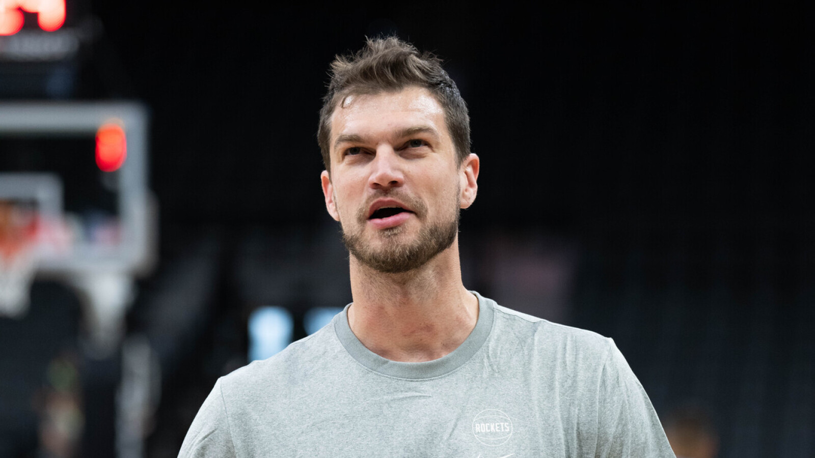 https://www.yardbarker.com/media/9/2/92760c9a07df63dcc832ae0eef16d132c5603b4b/thumb_16x9/blazers-interim-coach-long-term-answer.jpg?v=1