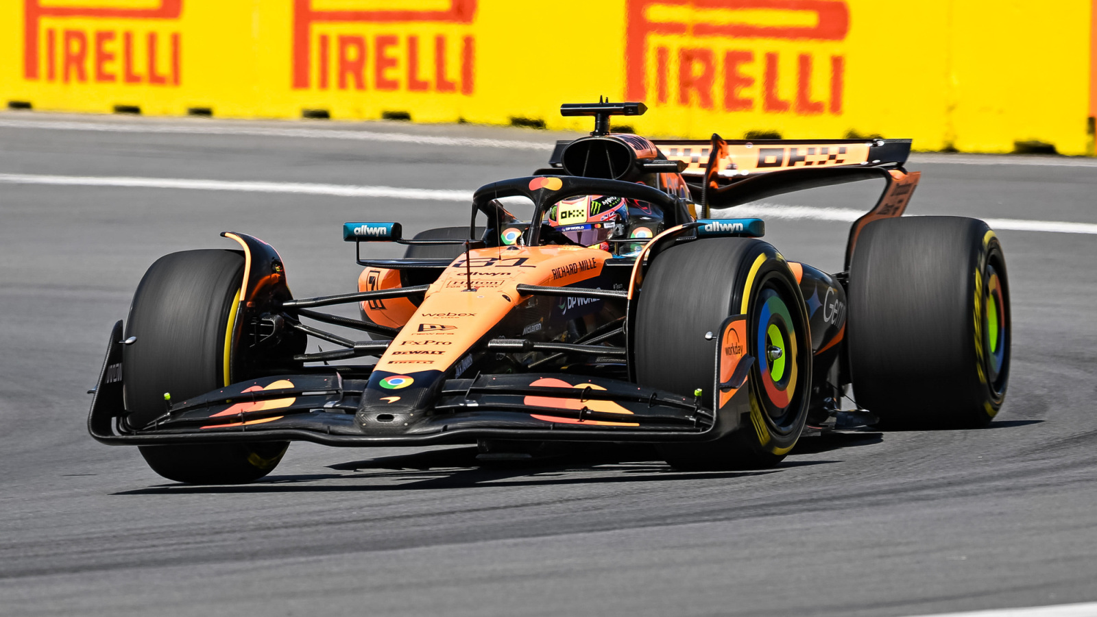 https://www.yardbarker.com/media/9/2/92f0dae165d60271e5eb338ca67d333c1e713fc3/thumb_16x9/mclarens-intra-team-title-fight-heats-singapore-gp.jpg?v=1